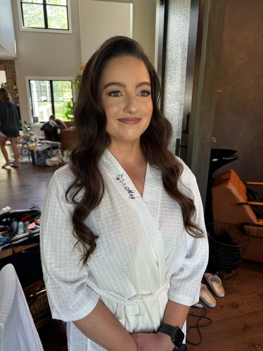 Bride with long brunette bridal waves